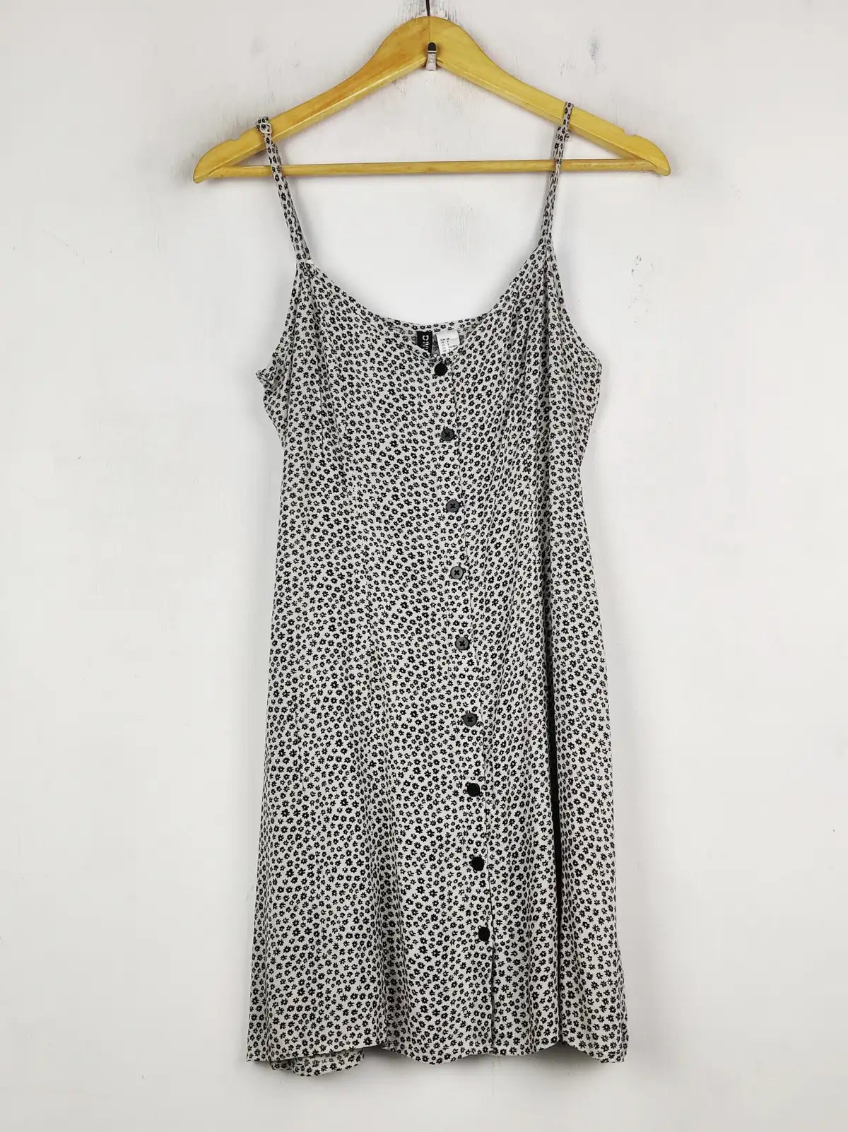 Buy online pre-used pre-loved 100% authentic & Original branded H&M (SWT-8162) available in Pakistan. Top international brands avilable.