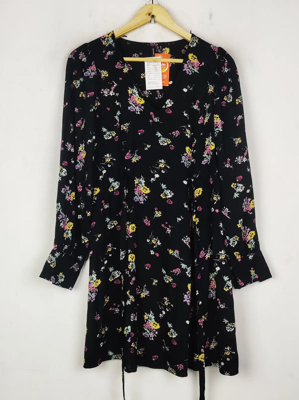Buy online pre-used pre-loved 100% authentic & Original branded Vero Moda (SWT-8164) available in Pakistan. Top international brands avilable.