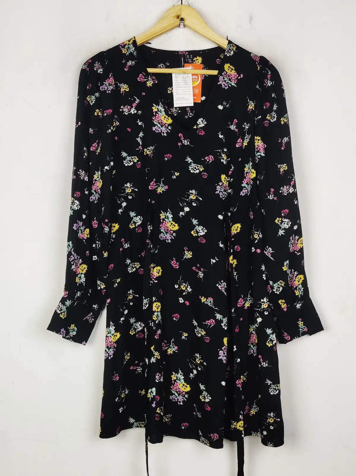 Buy online pre-used pre-loved 100% authentic & Original branded Vero Moda (SWT-8164) available in Pakistan. Top international brands avilable.