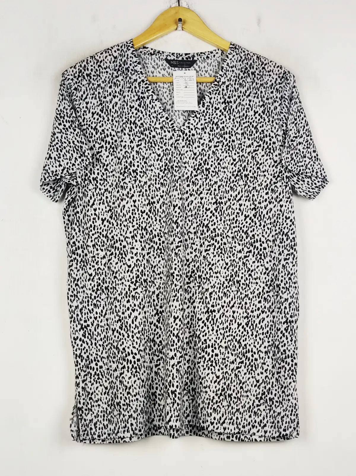 Buy online pre-used pre-loved 100% authentic & Original branded Marks & Spencer (SWT-8184) available in Pakistan. Top international brands avilable.
