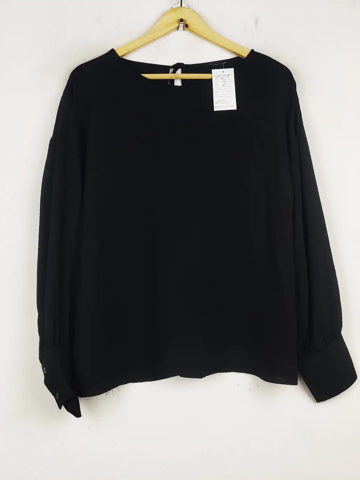 Buy online pre-used pre-loved 100% authentic & Original branded Vero Moda (SWT-8199) available in Pakistan. Top international brands avilable.