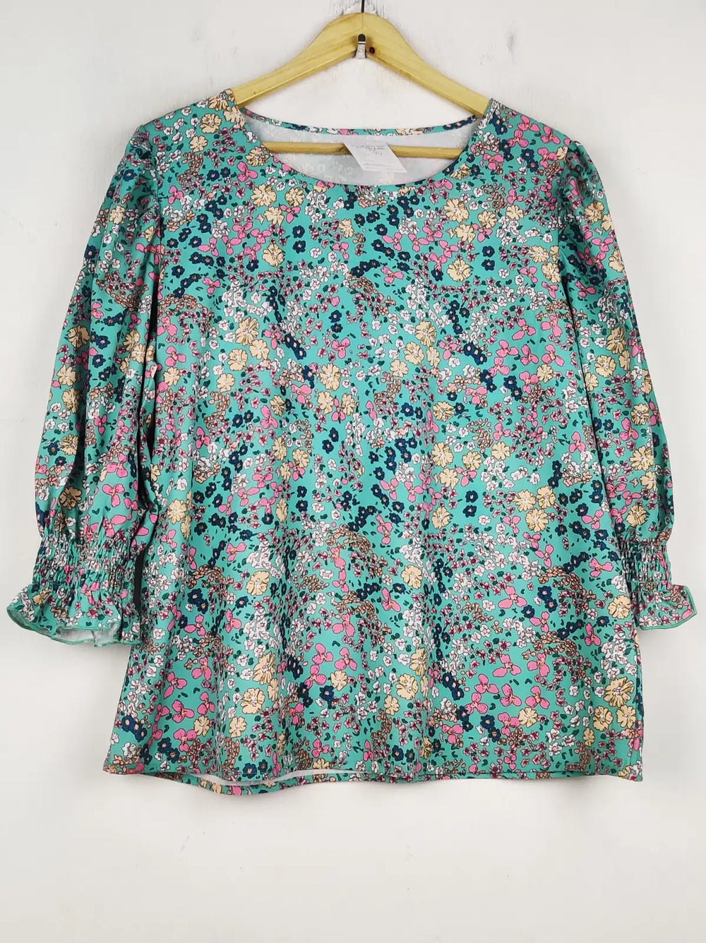 Buy online pre-used pre-loved 100% authentic & Original branded Unknown Brand (SWT-8218) available in Pakistan. Top international brands avilable.