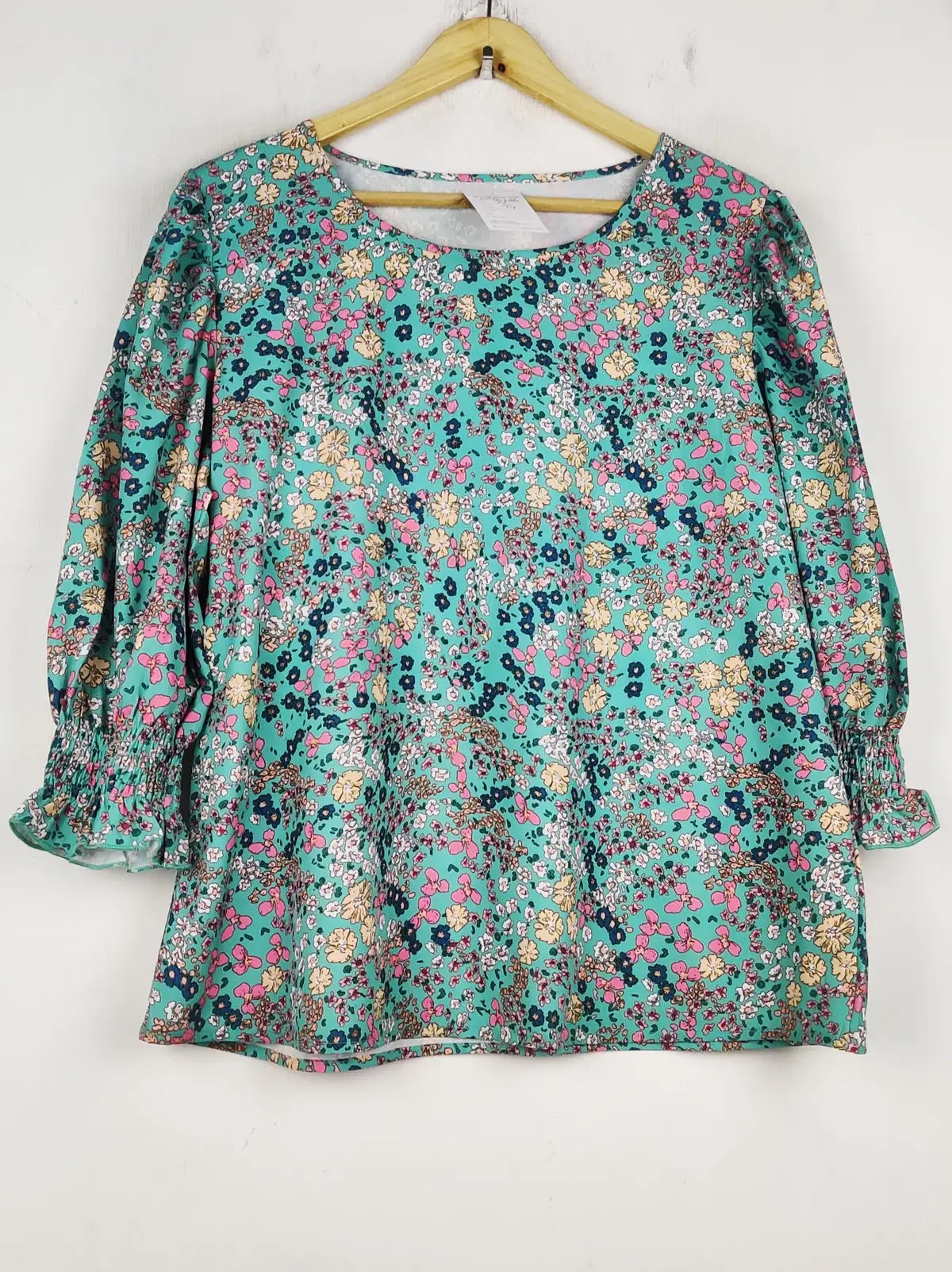 Buy online pre-used pre-loved 100% authentic & Original branded Unknown Brand (SWT-8218) available in Pakistan. Top international brands avilable.