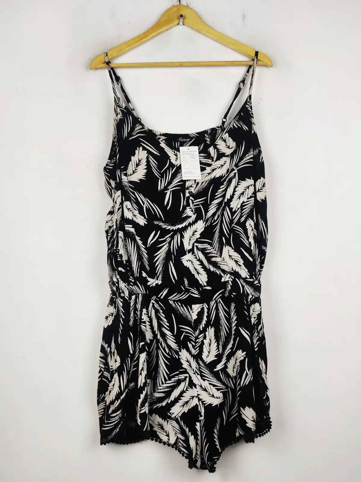 Buy online pre-used pre-loved 100% authentic & Original branded Limited Collection (SWT-8223) available in Pakistan. Top international brands avilable.