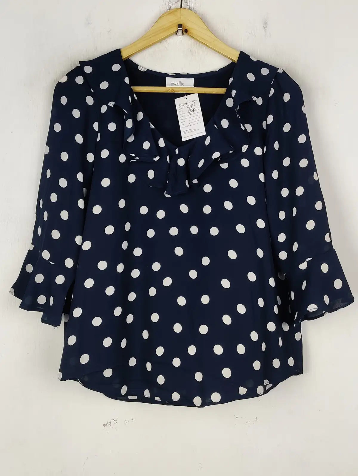 Buy online pre-used pre-loved 100% authentic & Original branded Wallis (SWT-8301) available in Pakistan. Top international brands avilable.