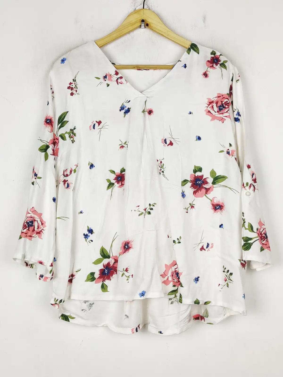 Buy online pre-used pre-loved 100% authentic & Original branded Unknown Brand (SWT-8307) available in Pakistan. Top international brands avilable.