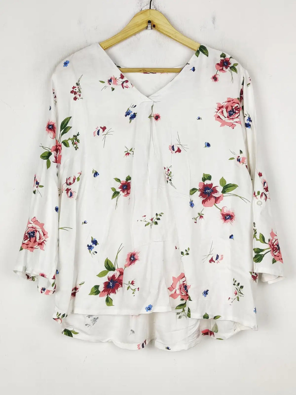 Buy online pre-used pre-loved 100% authentic & Original branded Unknown Brand (SWT-8307) available in Pakistan. Top international brands avilable.