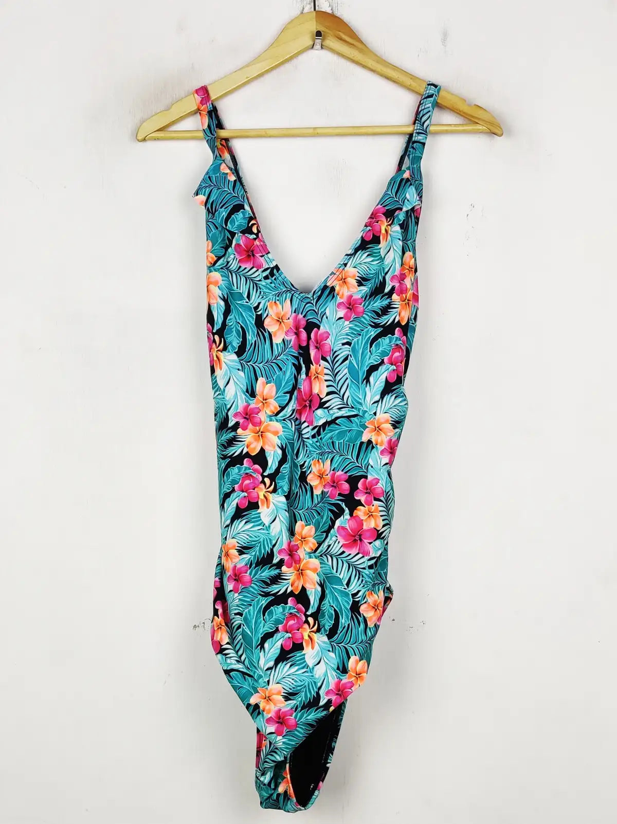 Buy online pre-used pre-loved 100% authentic & Original branded Unknown Brand (SWT-8414) available in Pakistan. Top international brands avilable.