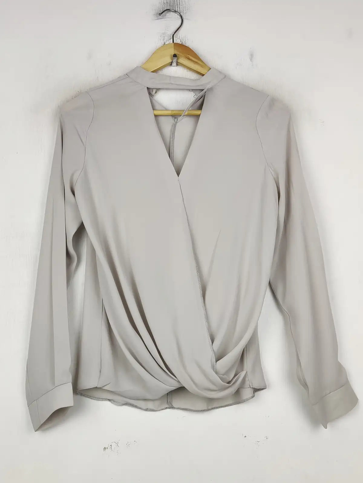 Buy online pre-used pre-loved 100% authentic & Original branded Atmosphere (SWT-8513) available in Pakistan. Top international brands avilable.
