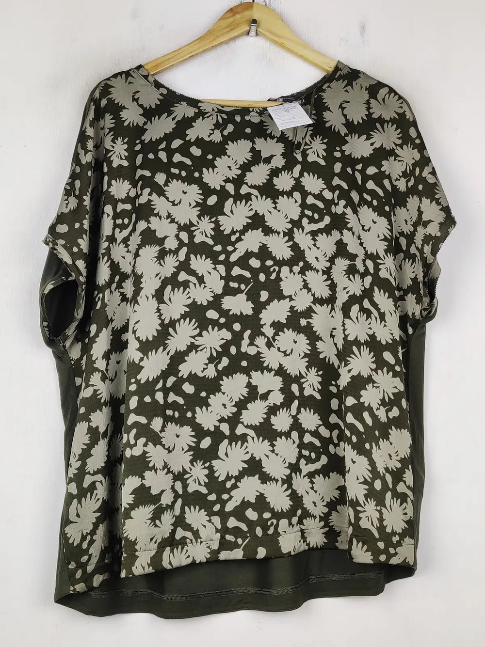 Buy online pre-used pre-loved 100% authentic & Original branded Marks & Spencer (SWT-8580) available in Pakistan. Top international brands avilable.