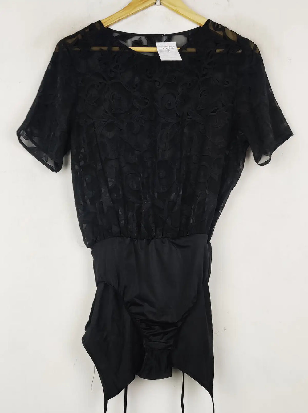 Buy online pre-used pre-loved 100% authentic & Original branded Unknown Brand (SWT-8586) available in Pakistan. Top international brands avilable.