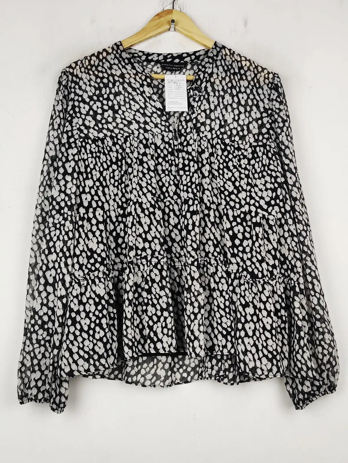 Buy online pre-used pre-loved 100% authentic & Original branded Dorothy Perkins (SWT-8591) available in Pakistan. Top international brands avilable.