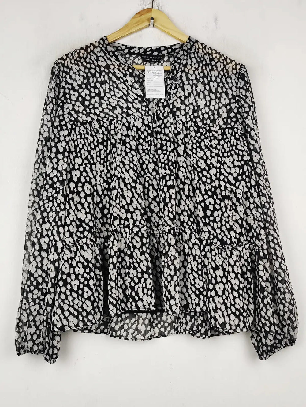 Buy online pre-used pre-loved 100% authentic & Original branded Dorothy Perkins (SWT-8591) available in Pakistan. Top international brands avilable.