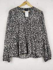 Buy online pre-used pre-loved 100% authentic & Original branded Dorothy Perkins (SWT-8591) available in Pakistan. Top international brands avilable.