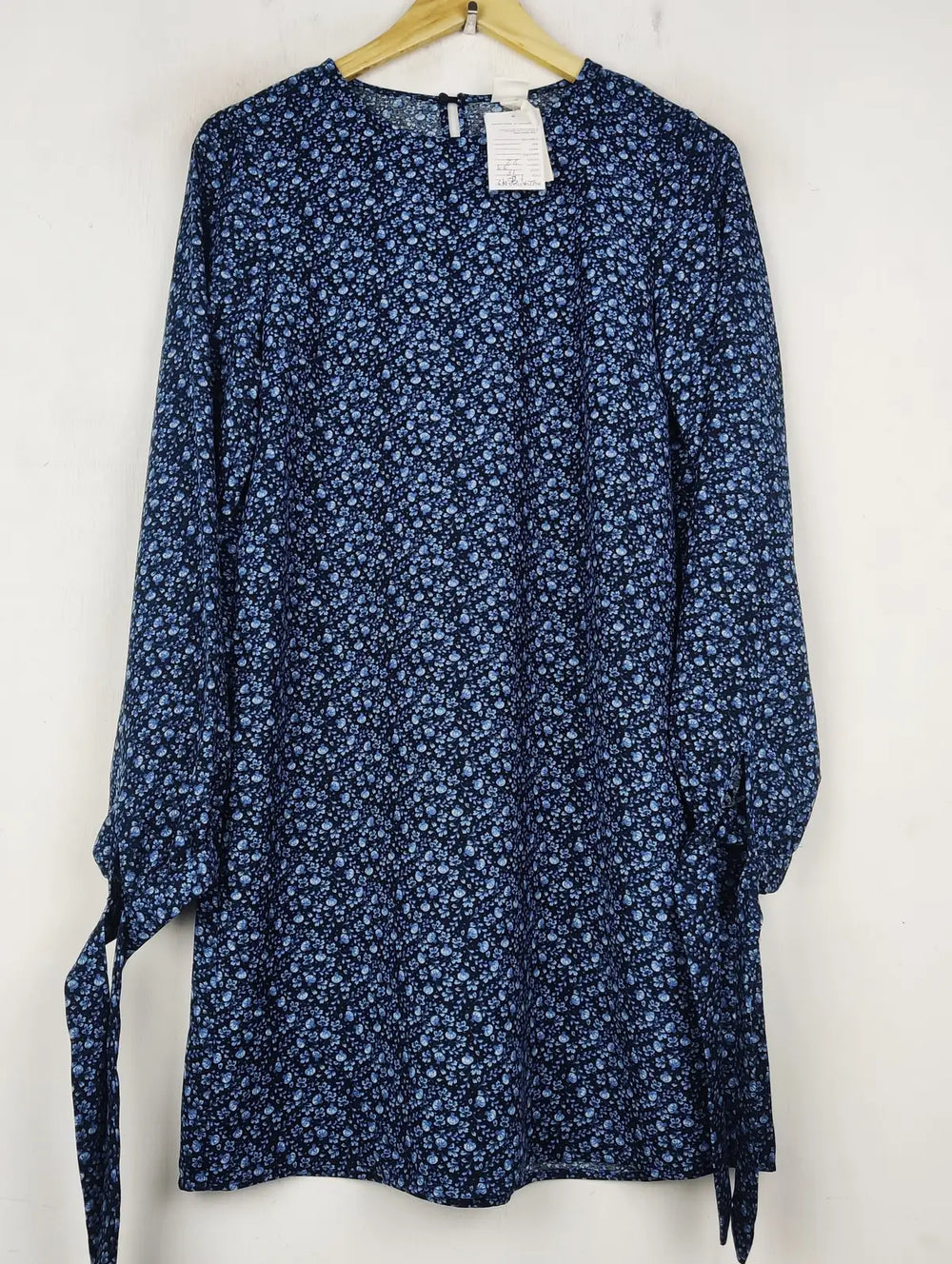 Buy online pre-used pre-loved 100% authentic & Original branded H&M (SWT-8592) available in Pakistan. Top international brands avilable.