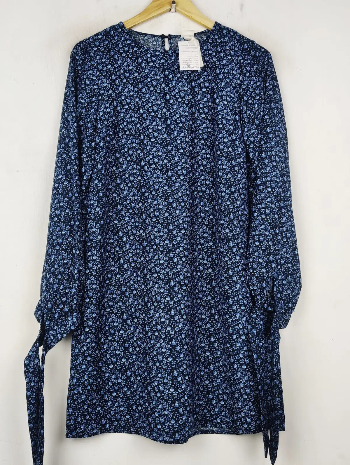 Buy online pre-used pre-loved 100% authentic & Original branded H&M (SWT-8592) available in Pakistan. Top international brands avilable.