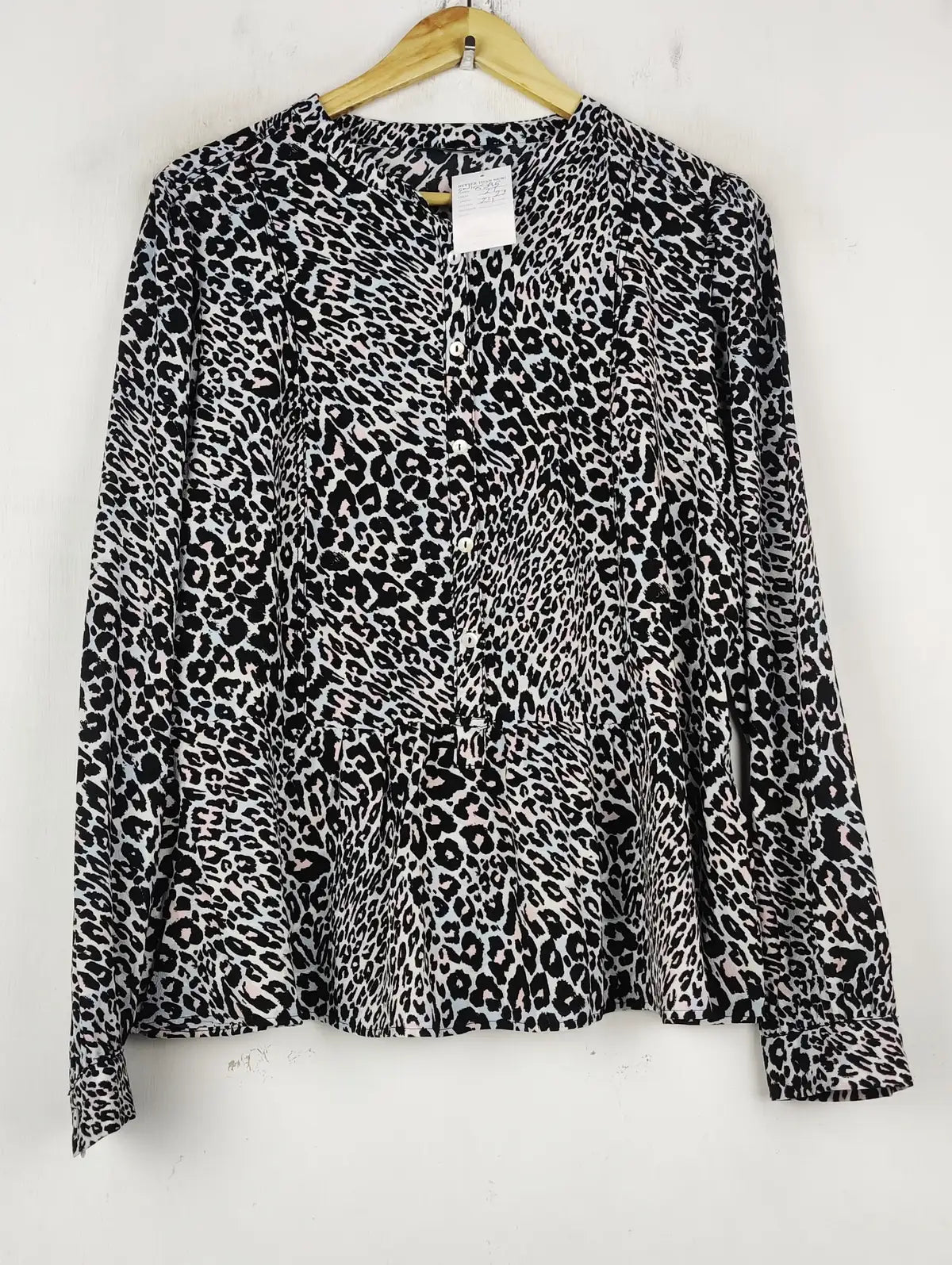 Buy online pre-used pre-loved 100% authentic & Original branded Marks & Spencer (SWT-8595) available in Pakistan. Top international brands avilable.