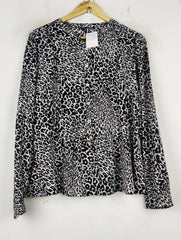 Buy online pre-used pre-loved 100% authentic & Original branded Marks & Spencer (SWT-8595) available in Pakistan. Top international brands avilable.