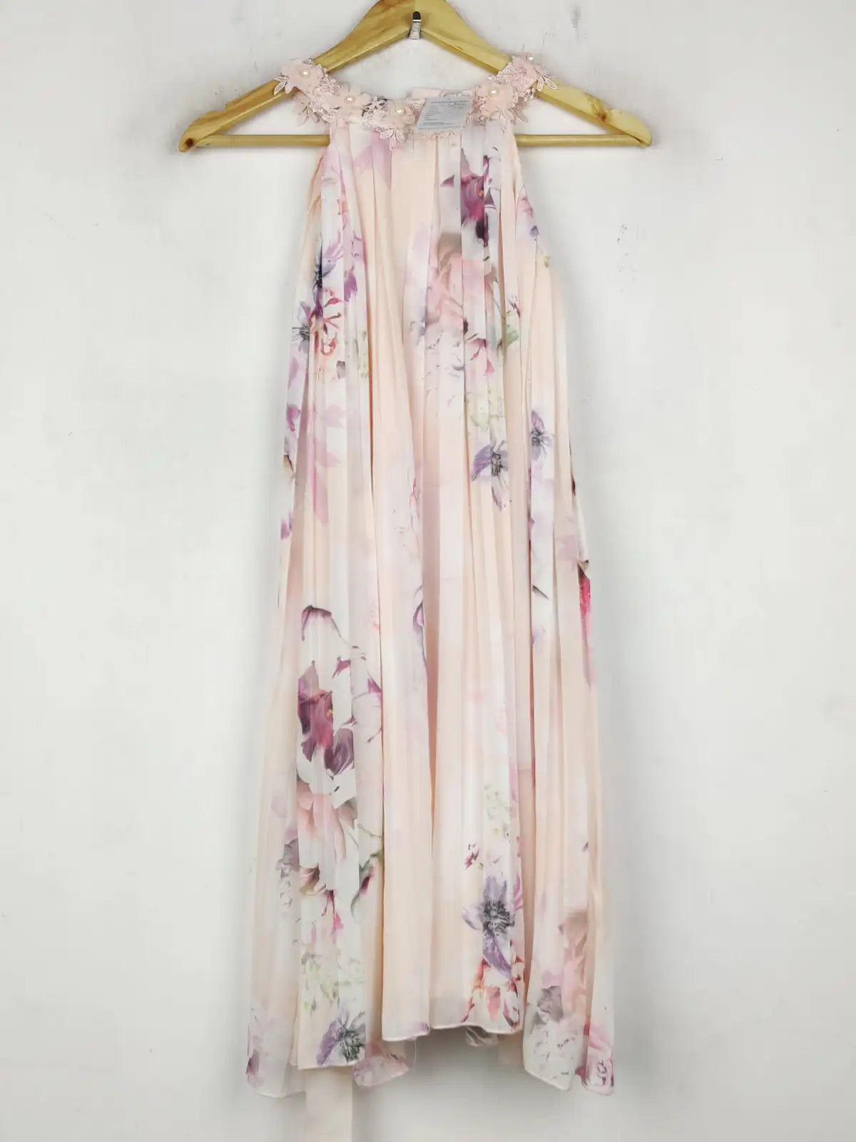 Buy online pre-used pre-loved 100% authentic & Original branded Unknown Brand (SWT-8616) available in Pakistan. Top international brands avilable.