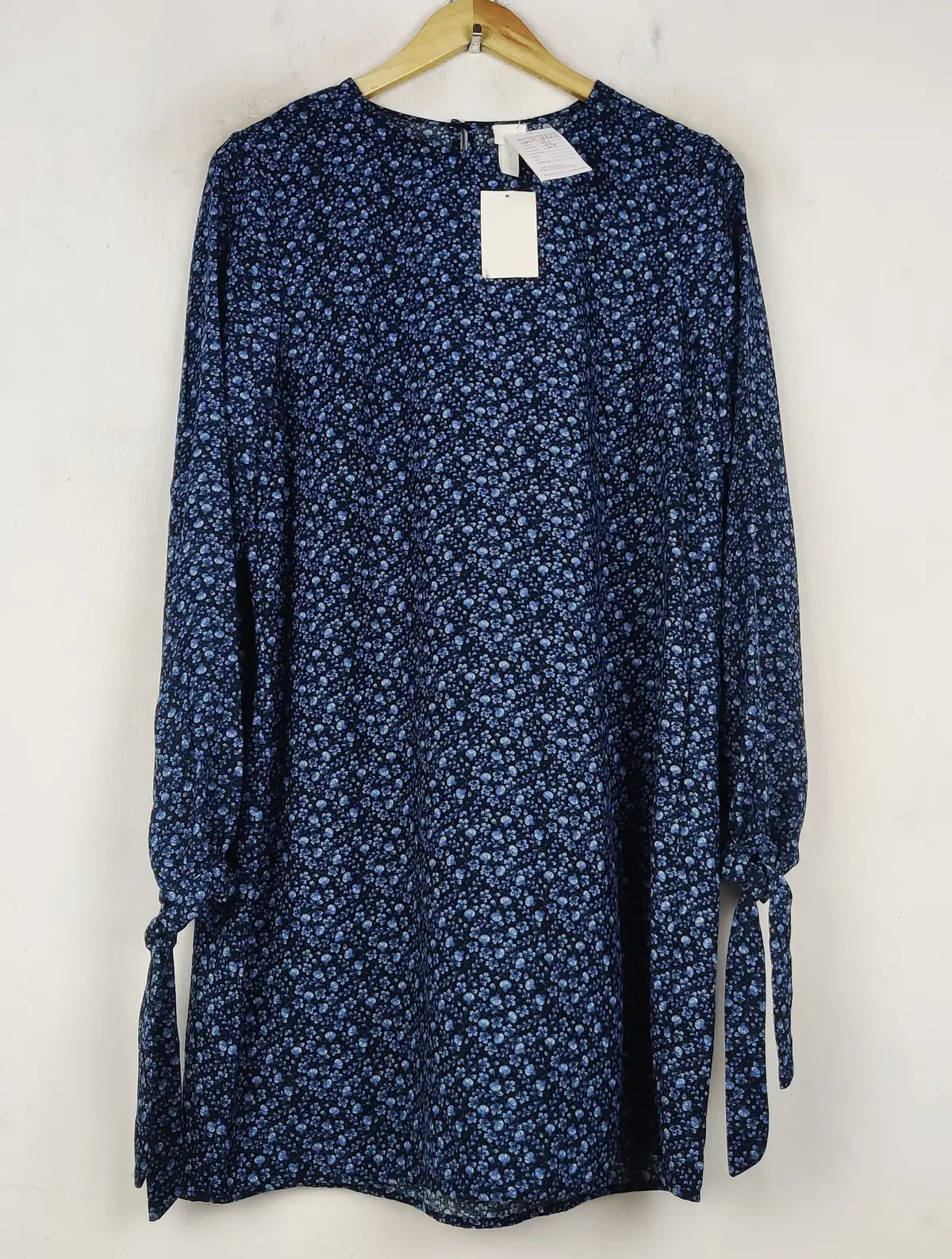 Buy online pre-used pre-loved 100% authentic & Original branded H&M (SWT-8623) available in Pakistan. Top international brands avilable.