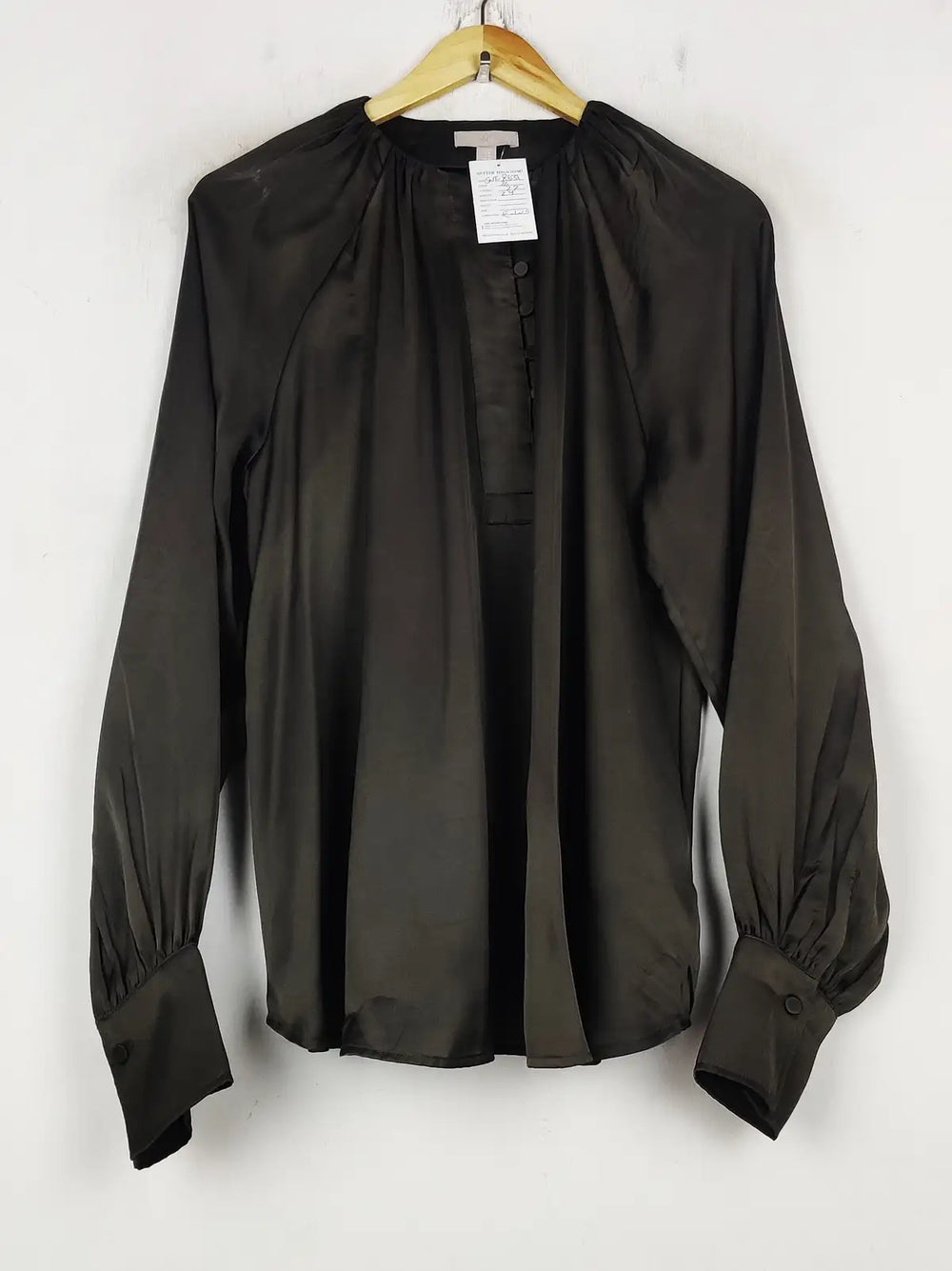 Buy online pre-used pre-loved 100% authentic & Original branded H&M (SWT-8631) available in Pakistan. Top international brands avilable.