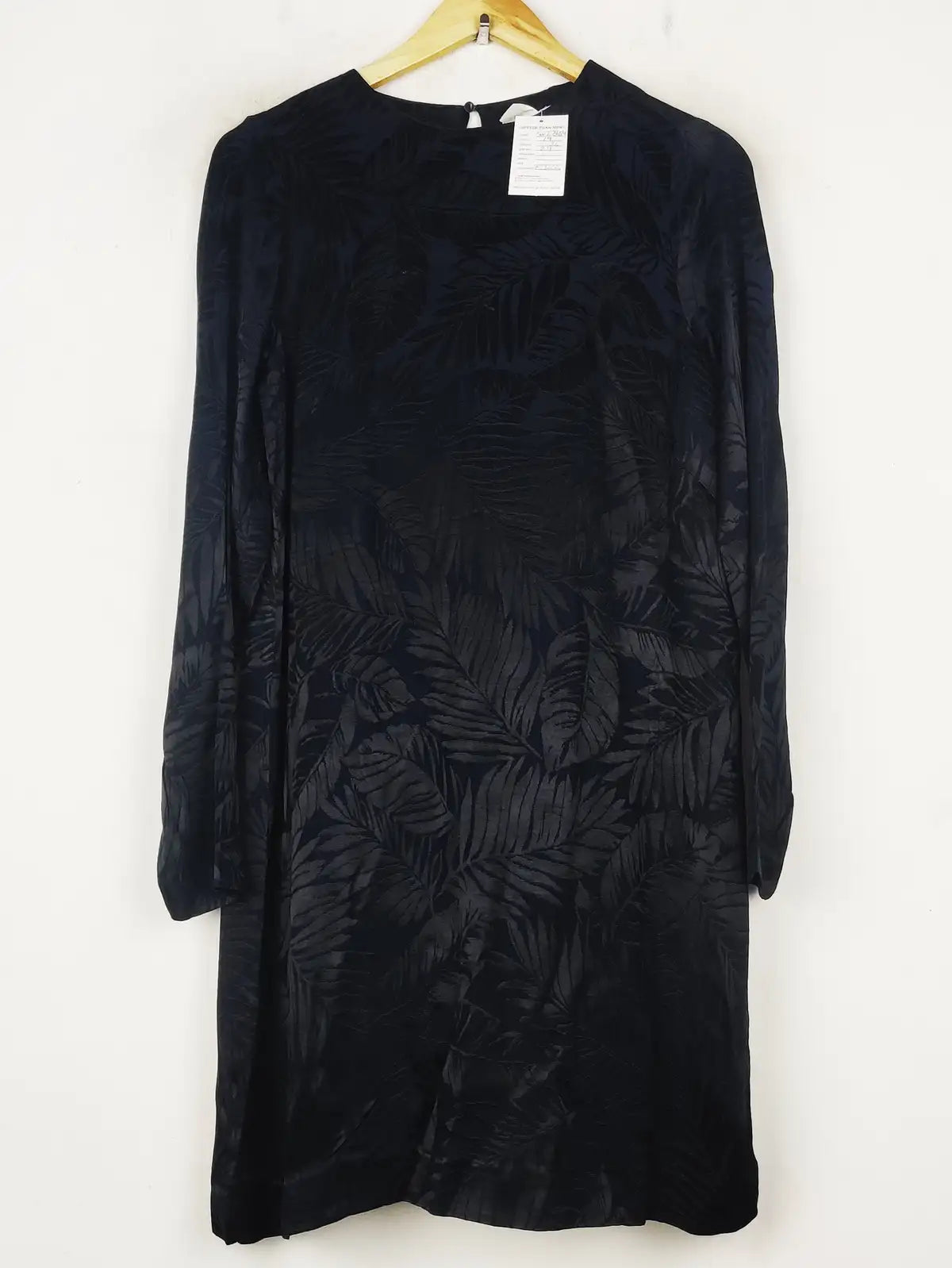 Buy online pre-used pre-loved 100% authentic & Original branded H&M (SWT-8654) available in Pakistan. Top international brands avilable.