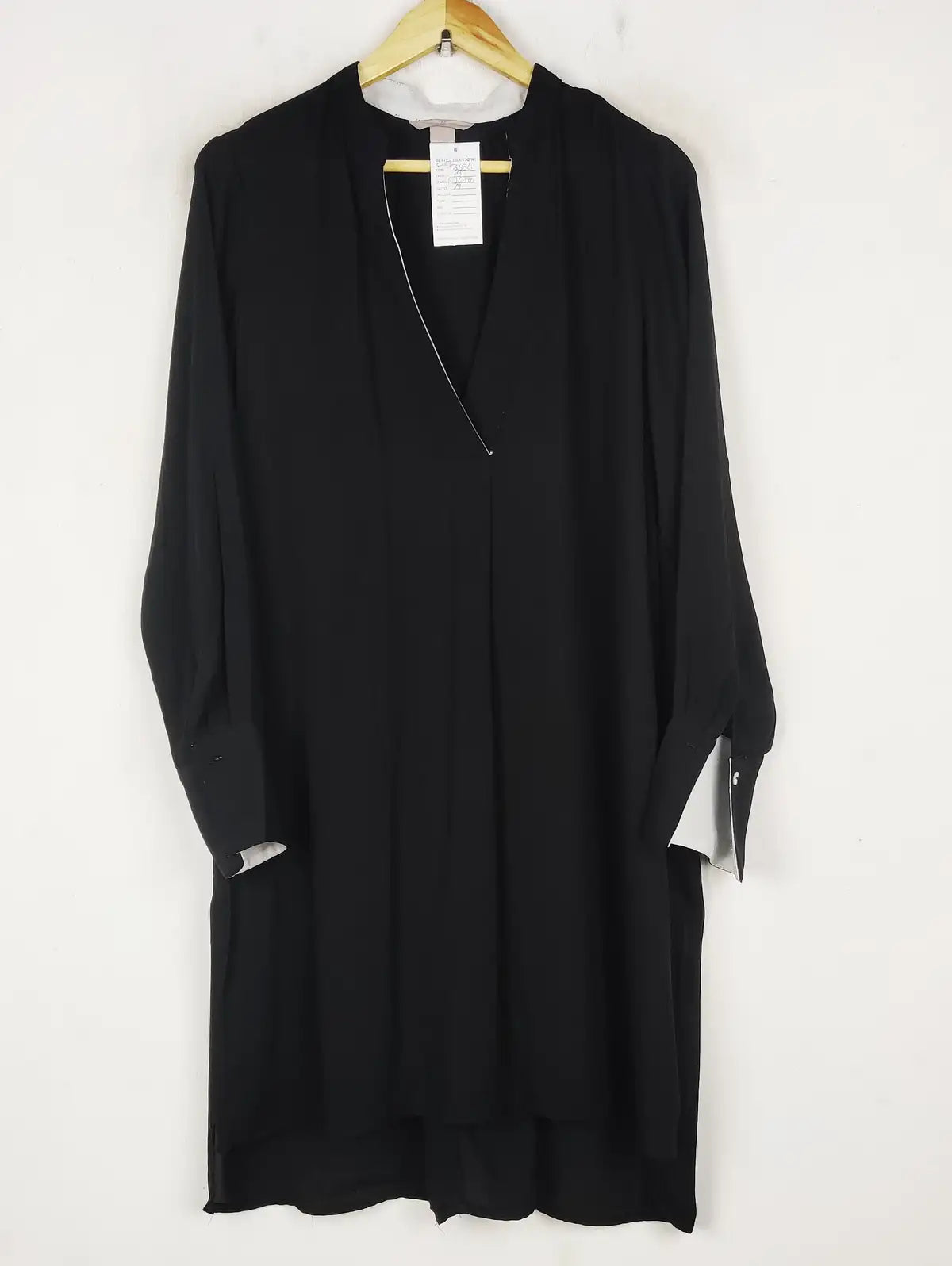 Buy online pre-used pre-loved 100% authentic & Original branded H&M (SWT-8656) available in Pakistan. Top international brands avilable.