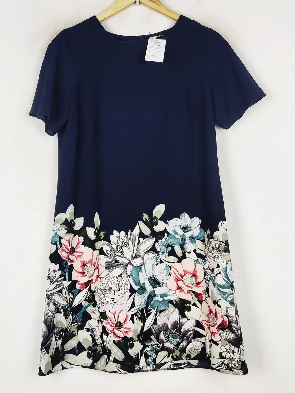 Buy online pre-used pre-loved 100% authentic & Original branded Dorothy Perkins (SWT-8667) available in Pakistan. Top international brands avilable.
