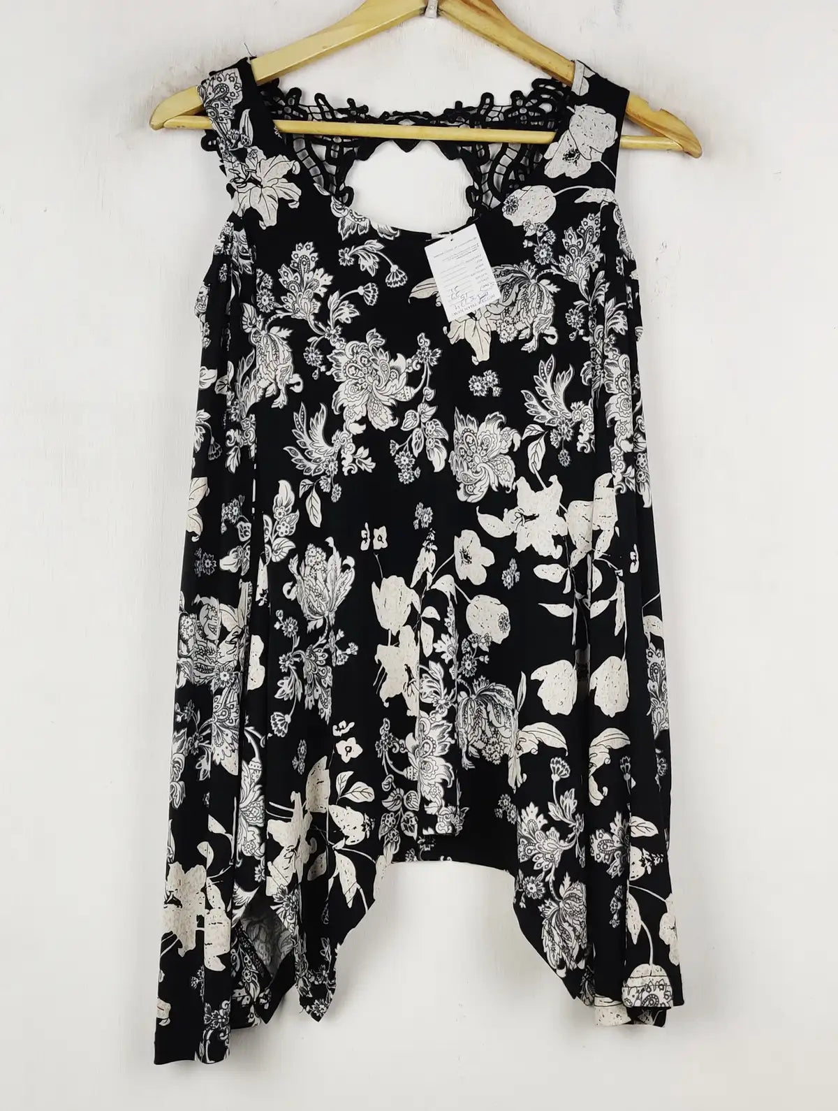 Buy online pre-used pre-loved 100% authentic & Original branded Unknown Brand (SWT-8724) available in Pakistan. Top international brands avilable.