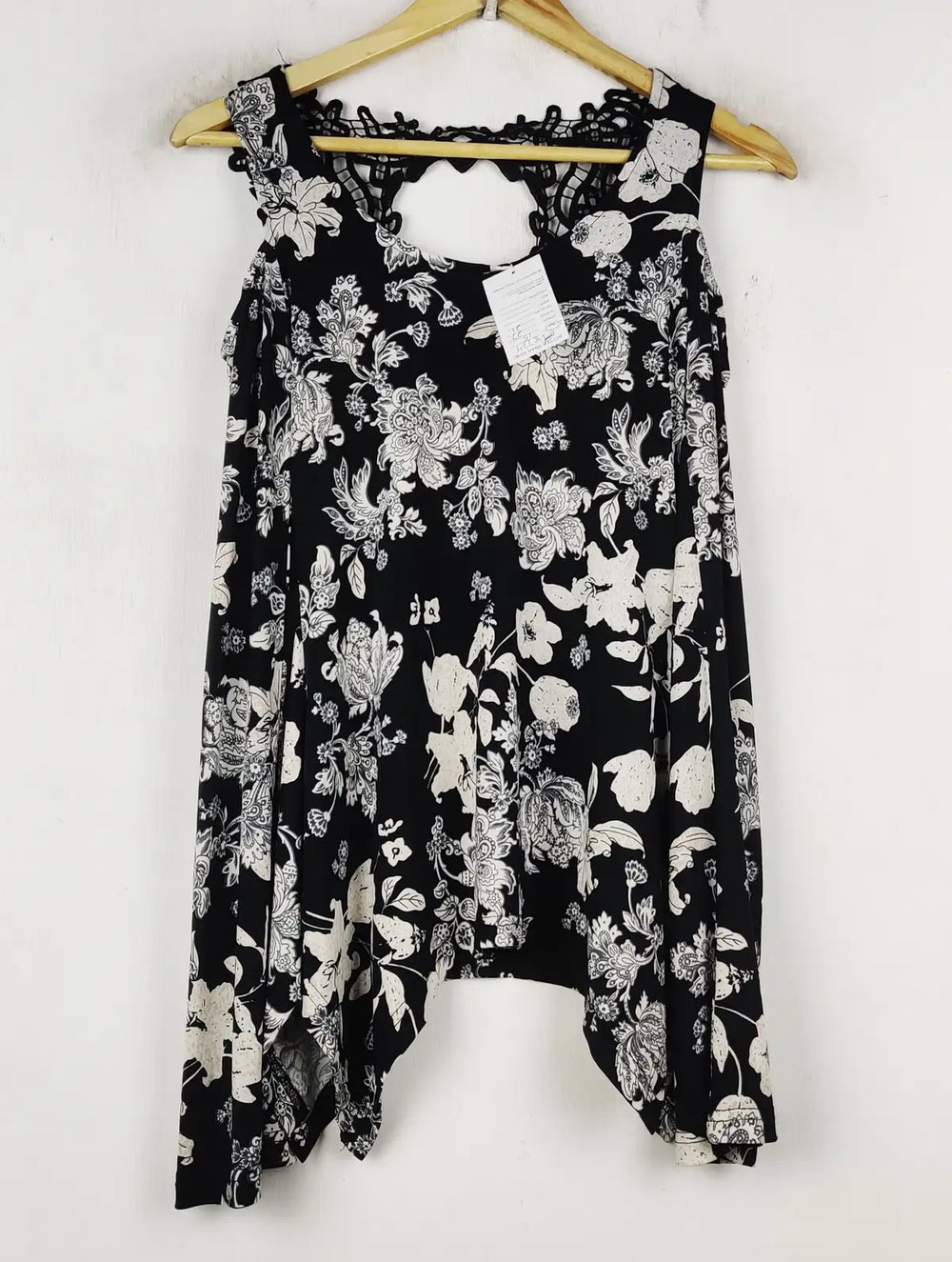 Buy online pre-used pre-loved 100% authentic & Original branded Unknown Brand (SWT-8724) available in Pakistan. Top international brands avilable.