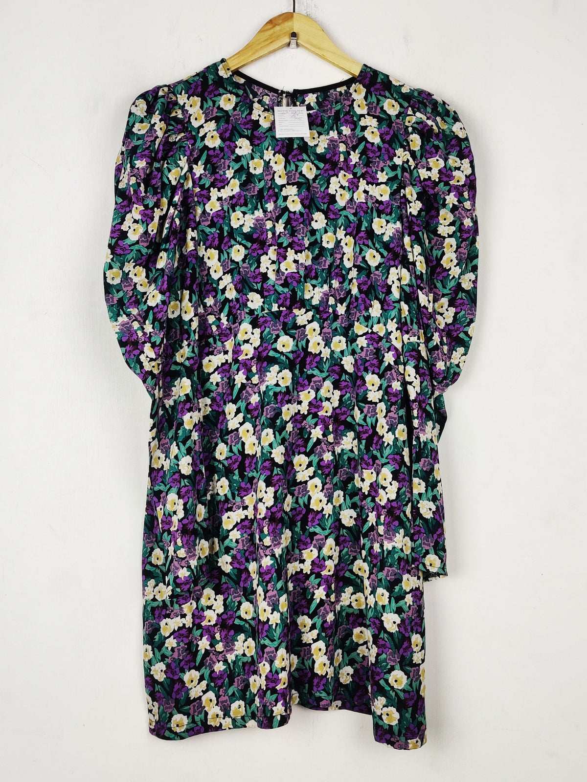 Buy online pre-used pre-loved 100% authentic & Original branded Unknown Brand (SWT-8830) available in Pakistan. Top international brands avilable.
