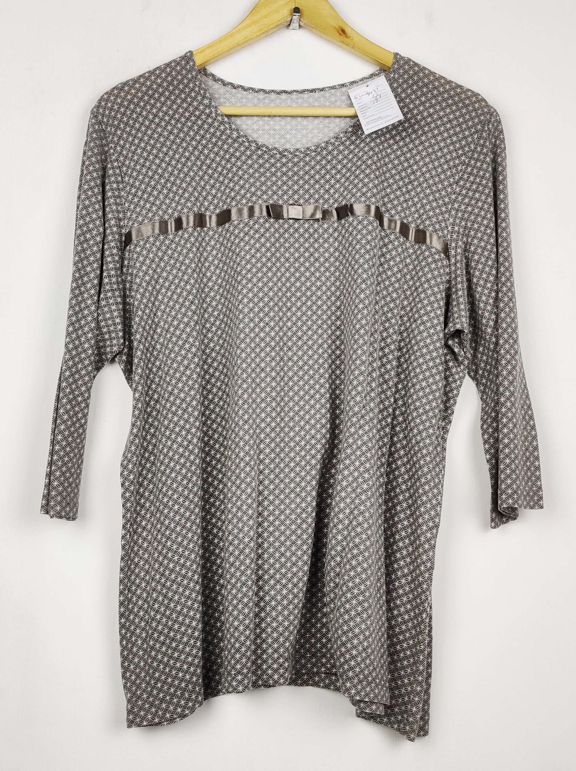 Buy online pre-used pre-loved 100% authentic & Original branded Unknown Brand (SWT-8932) available in Pakistan. Top international brands avilable.