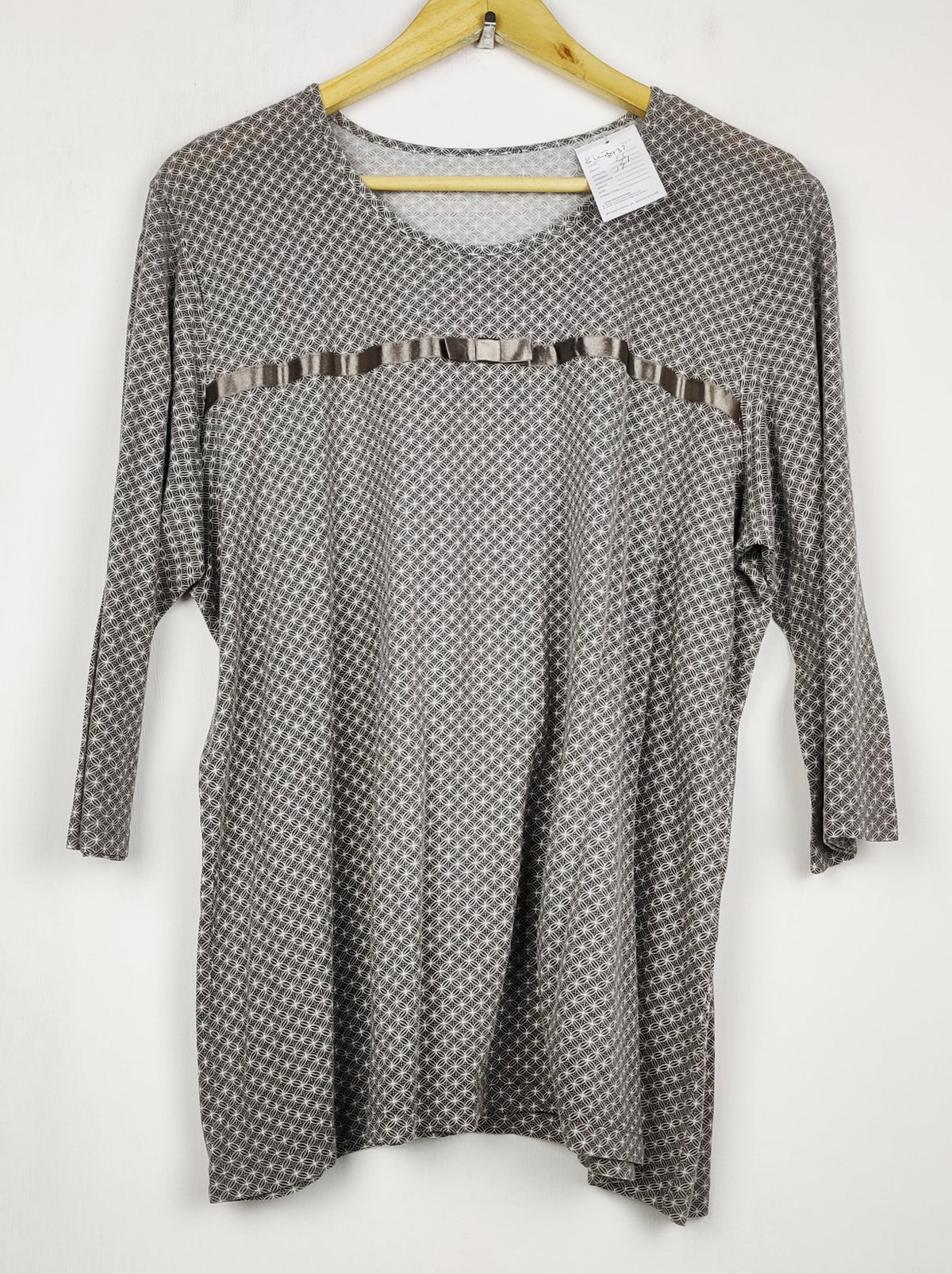 Buy online pre-used pre-loved 100% authentic & Original branded Unknown Brand (SWT-8932) available in Pakistan. Top international brands avilable.