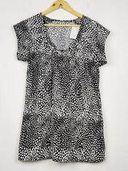 Buy online pre-used pre-loved 100% authentic & Original branded Unknown Brand (SWT-8945) available in Pakistan. Top international brands avilable.