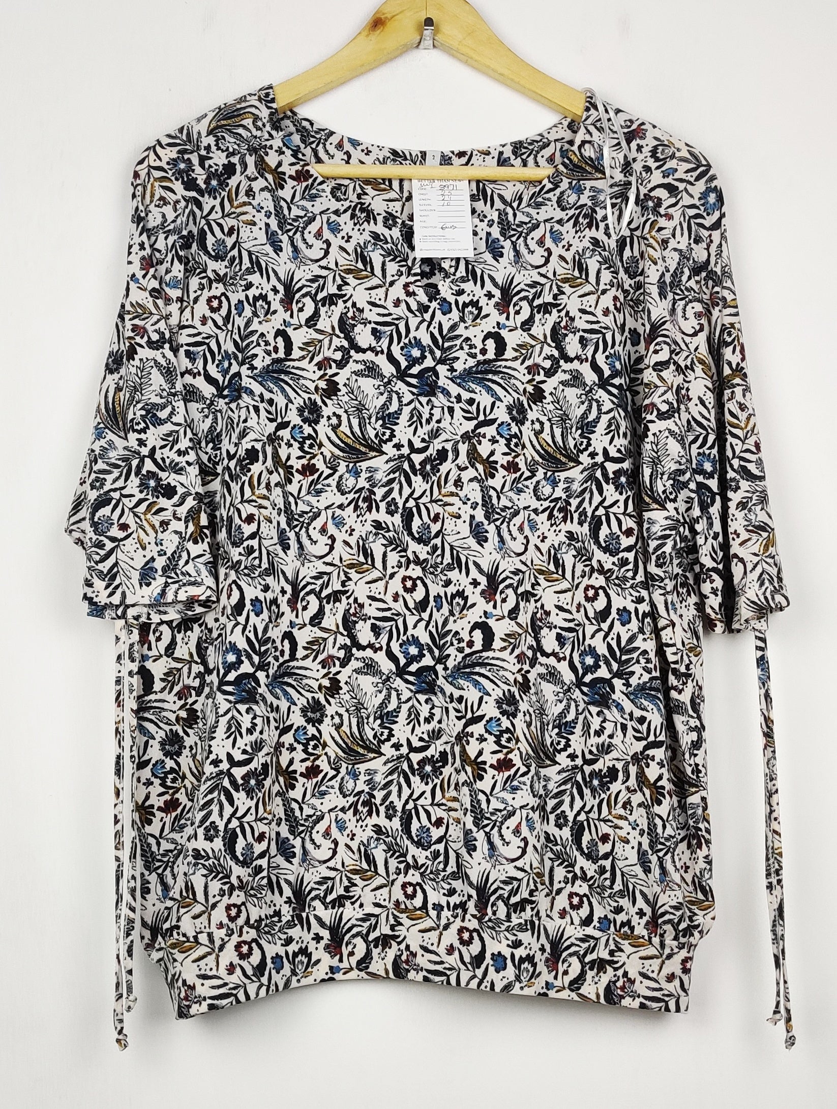 Buy online pre-used pre-loved 100% authentic & Original branded Unknown Brand (SWT-8971) available in Pakistan. Top international brands avilable.
