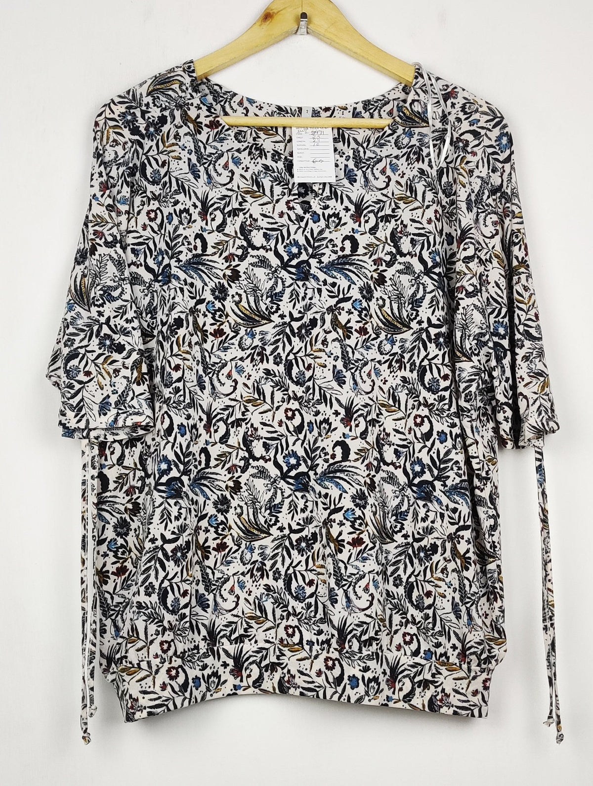 Buy online pre-used pre-loved 100% authentic & Original branded Unknown Brand (SWT-8971) available in Pakistan. Top international brands avilable.