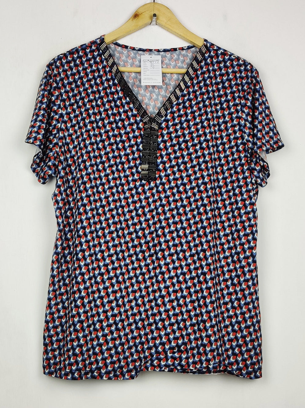 Buy online pre-used pre-loved 100% authentic & Original branded Unknown Brand (SWT-8972) available in Pakistan. Top international brands avilable.