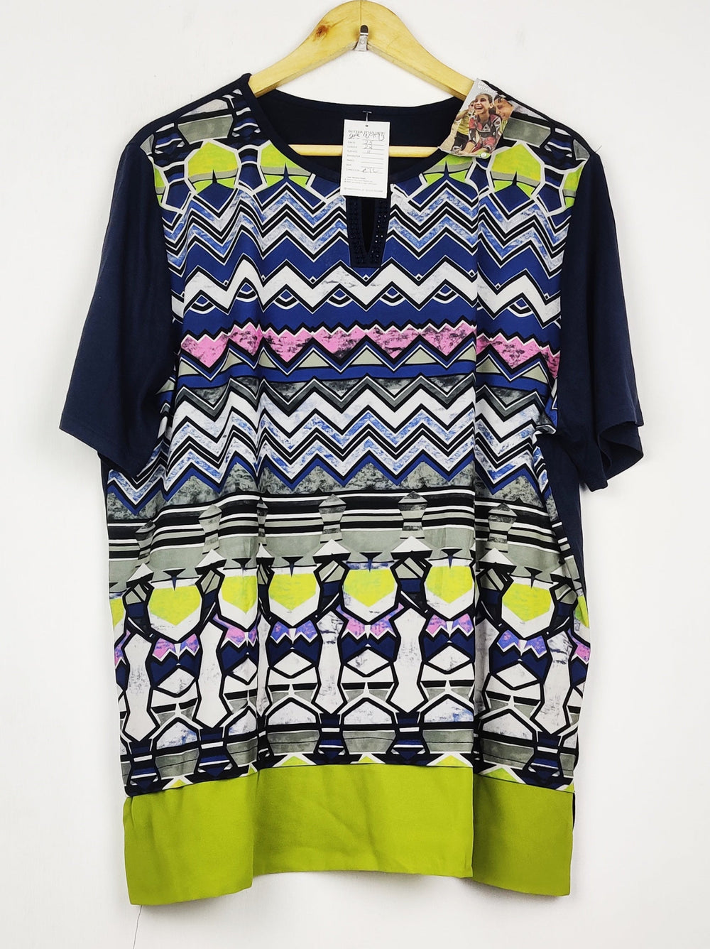 Buy online pre-used pre-loved 100% authentic & Original branded Unknown Brand (SWT-8973) available in Pakistan. Top international brands avilable.