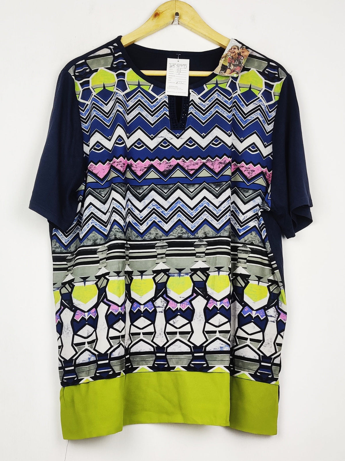 Buy online pre-used pre-loved 100% authentic & Original branded Unknown Brand (SWT-8973) available in Pakistan. Top international brands avilable.