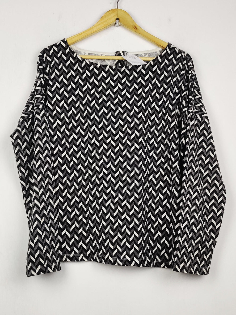 Buy online pre-used pre-loved 100% authentic & Original branded Unknown Brand (SWT-8991) available in Pakistan. Top international brands avilable.