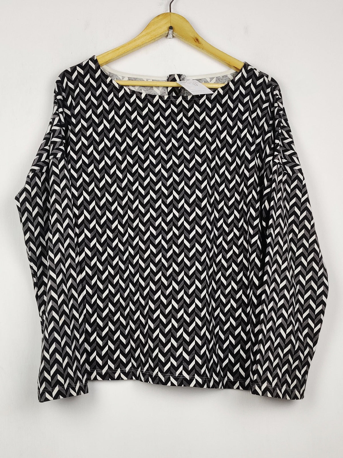 Buy online pre-used pre-loved 100% authentic & Original branded Unknown Brand (SWT-8991) available in Pakistan. Top international brands avilable.