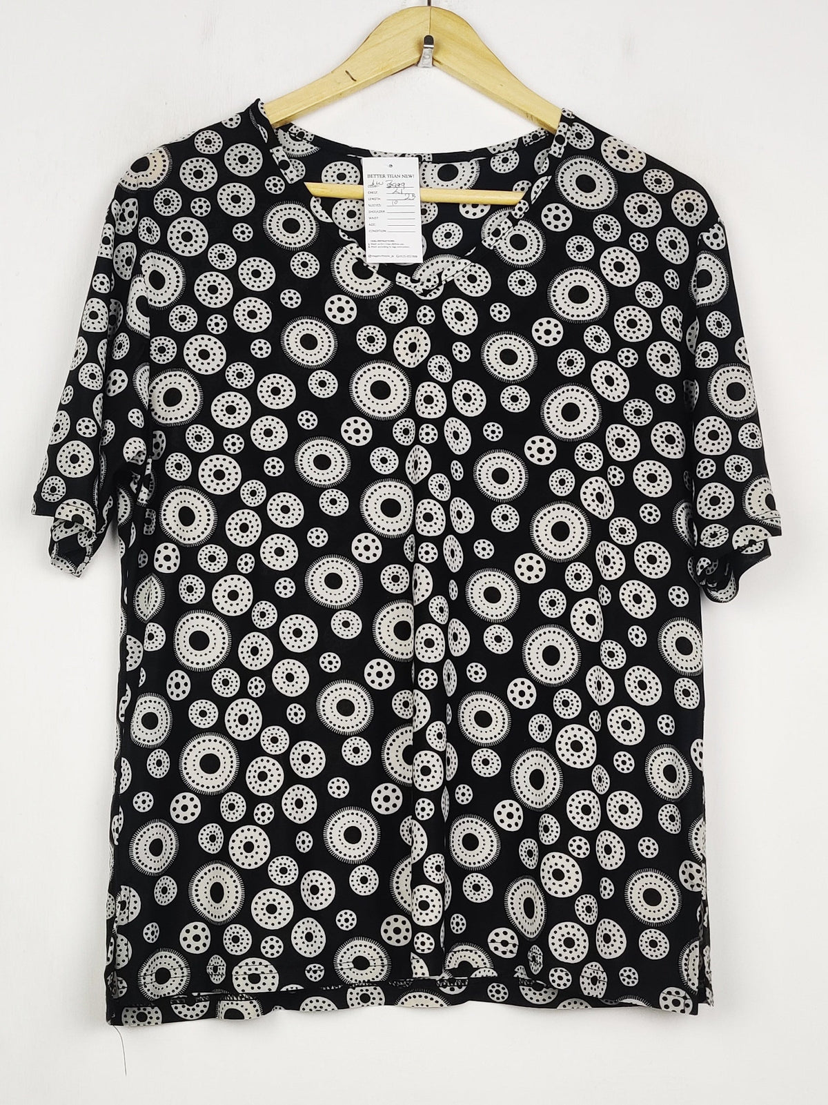 Buy online pre-used pre-loved 100% authentic & Original branded Unknown Brand (SWT-8999) available in Pakistan. Top international brands avilable.