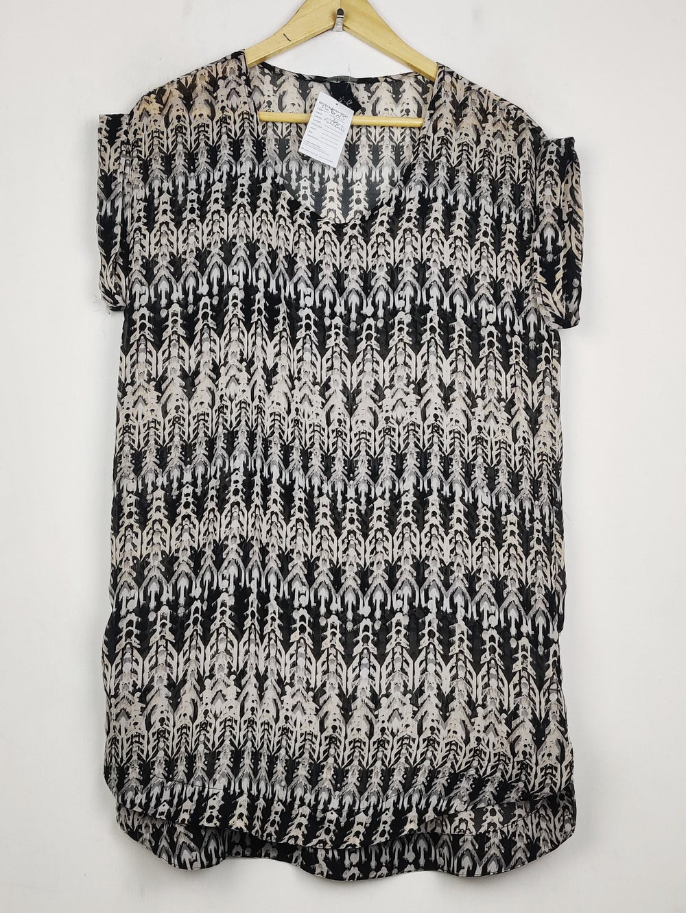 Buy online pre-used pre-loved 100% authentic & Original branded H&M (SWT-9015) available in Pakistan. Top international brands avilable.