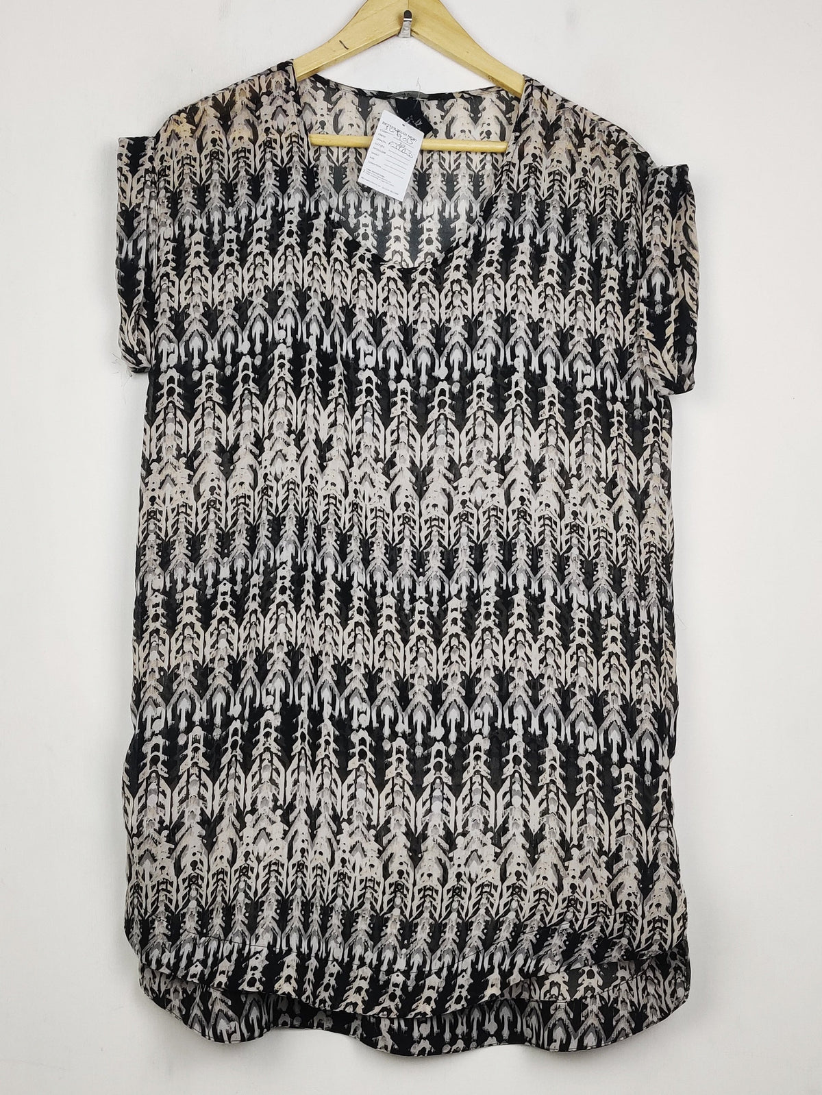 Buy online pre-used pre-loved 100% authentic & Original branded H&M (SWT-9015) available in Pakistan. Top international brands avilable.