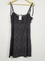 Buy online pre-used pre-loved 100% authentic & Original branded H&M (SWT-9042) available in Pakistan. Top international brands avilable.