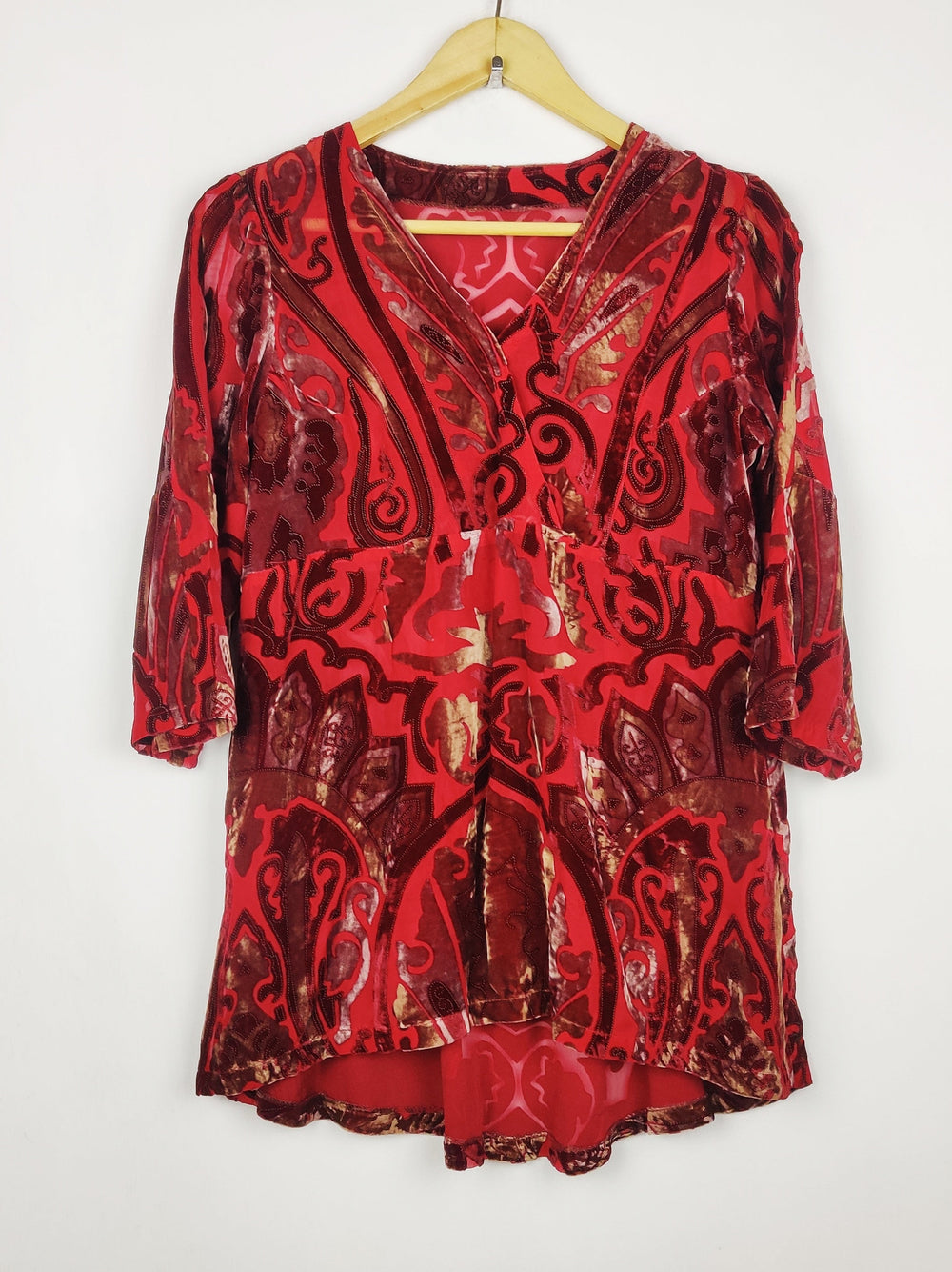 Buy online pre-used pre-loved 100% authentic & Original branded Unknown Brand (SWT-9094) available in Pakistan. Top international brands avilable.