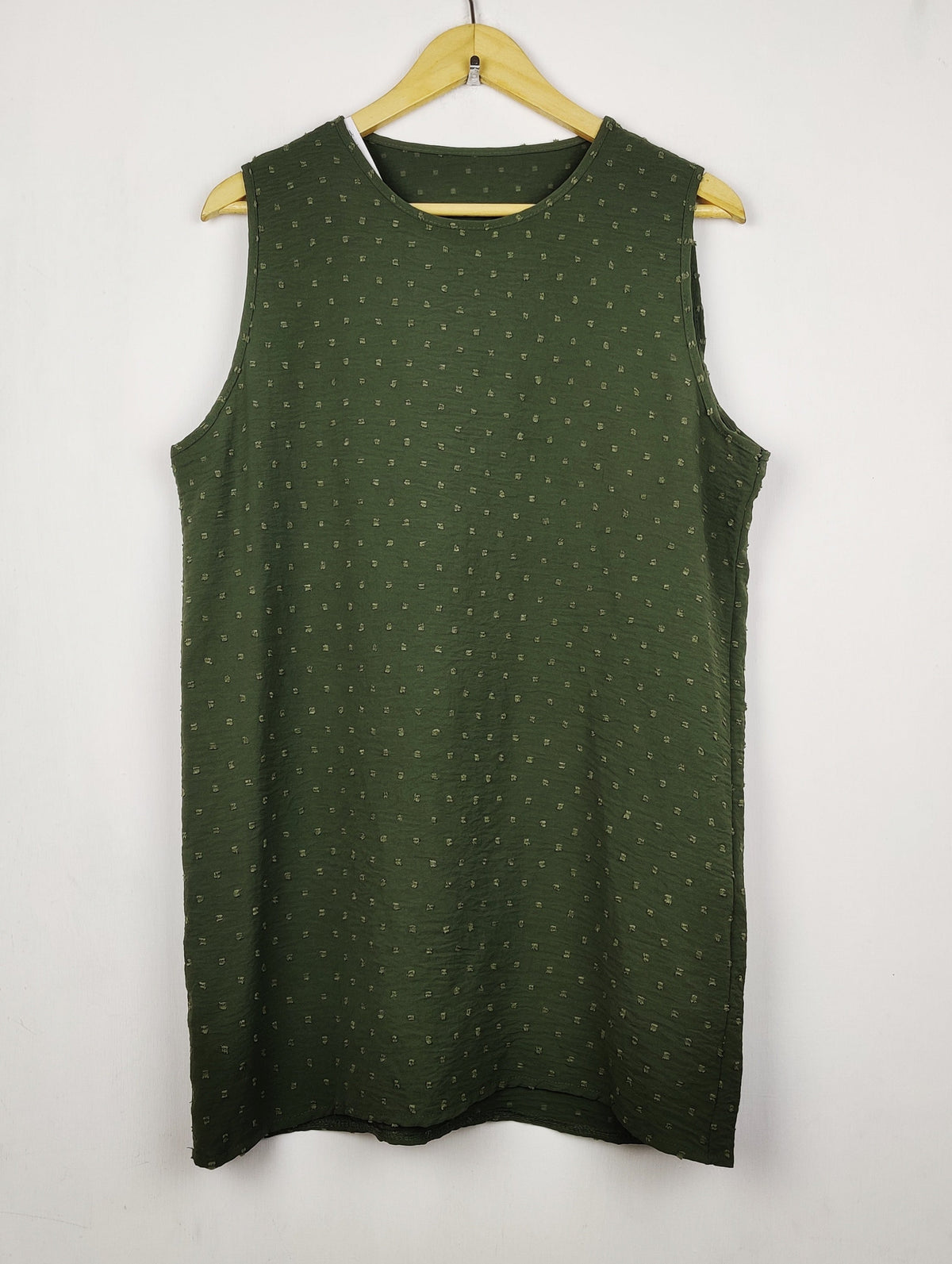 Buy online pre-used pre-loved 100% authentic & Original branded Unknown Brand (SWT-9101) available in Pakistan. Top international brands avilable.