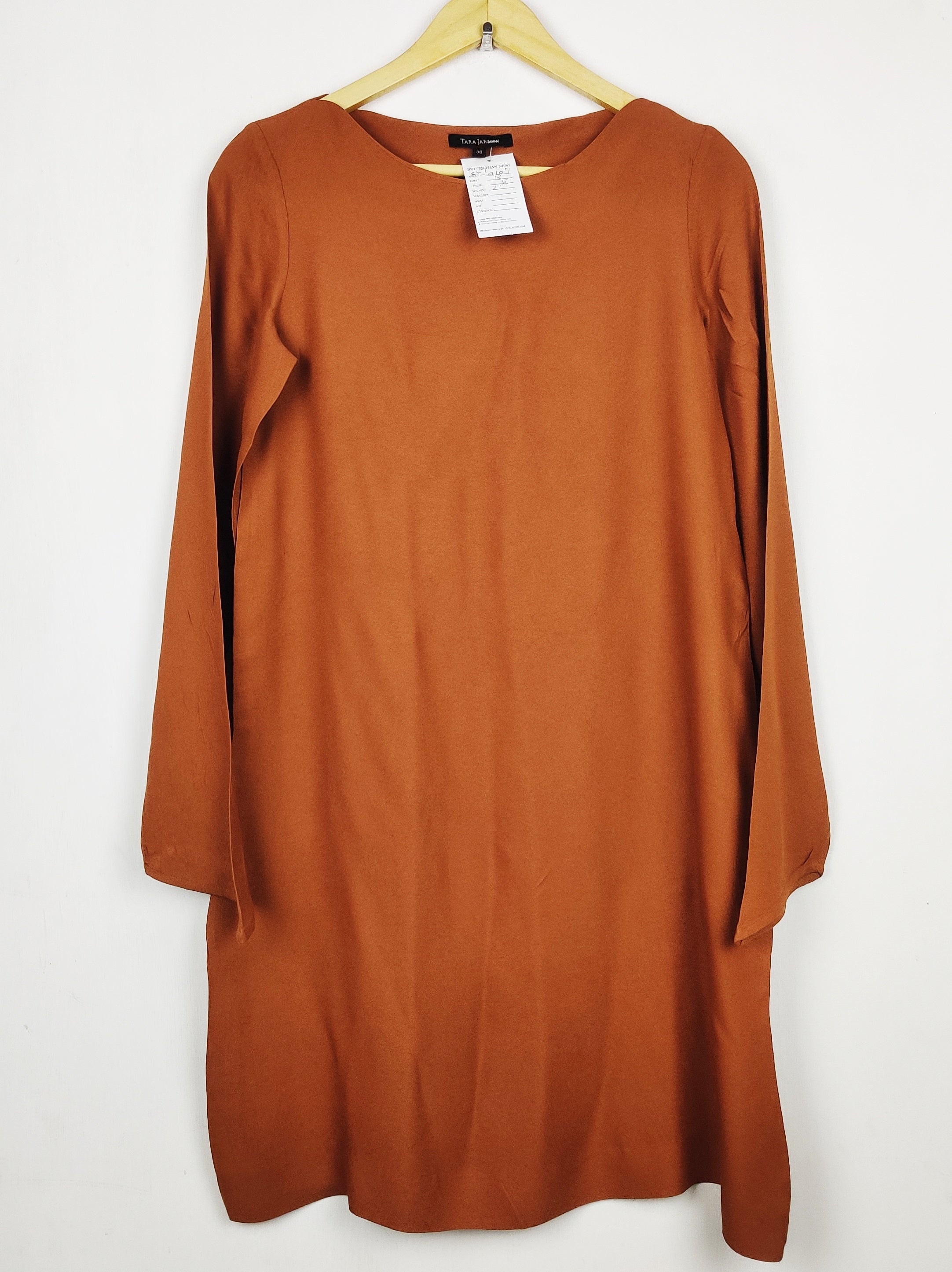 Buy online pre-used pre-loved 100% authentic & Original branded Tara Jarmon (SWT-9107) available in Pakistan. Top international brands avilable.