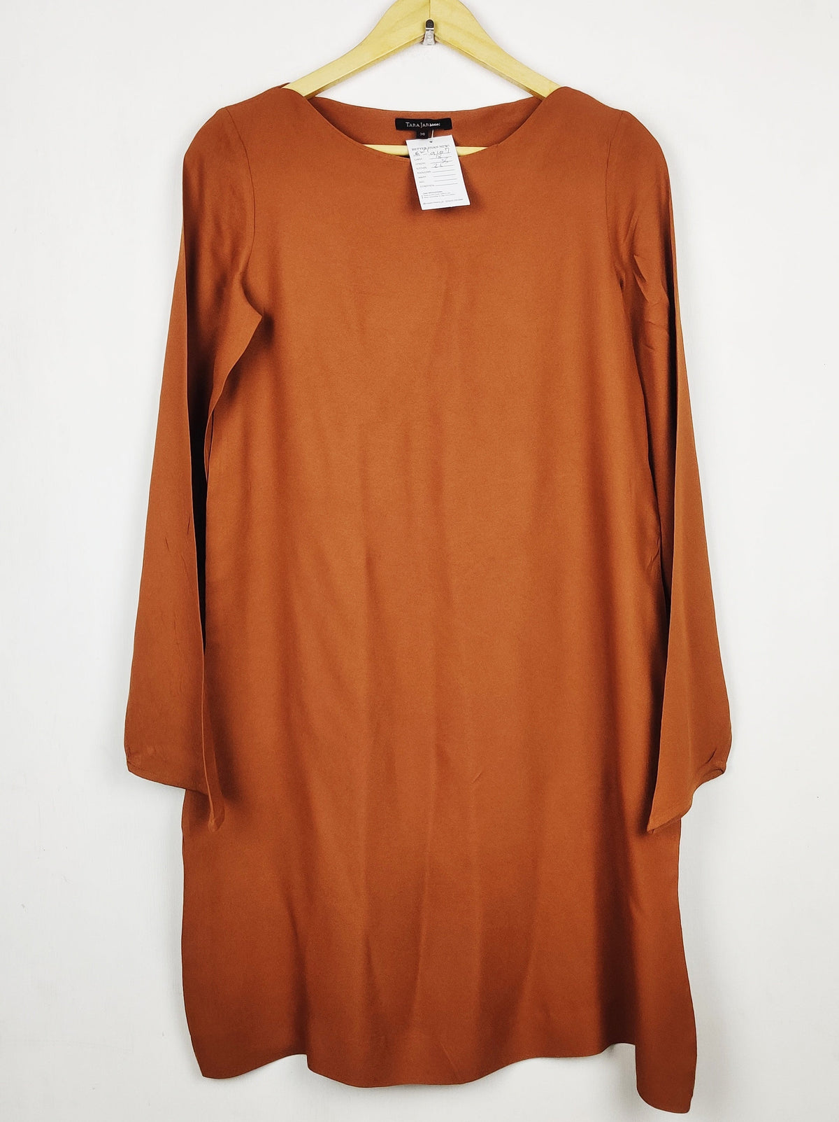 Buy online pre-used pre-loved 100% authentic & Original branded Tara Jarmon (SWT-9107) available in Pakistan. Top international brands avilable.