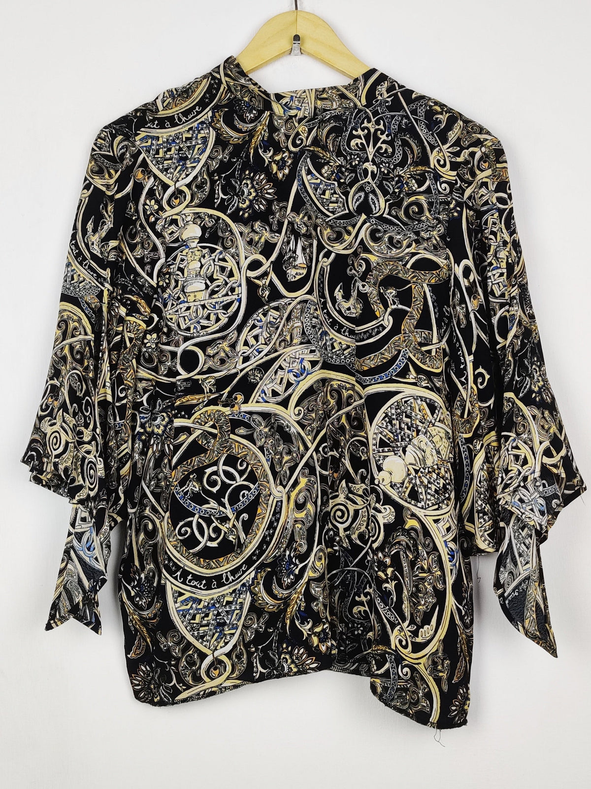 Buy online pre-used pre-loved 100% authentic & Original branded H&M (SWT-9112) available in Pakistan. Top international brands avilable.